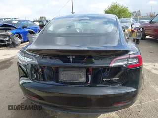 2021 Tesla Model 3 Long Range z VIN 5YJ3E1EB0MF855531, wystawiony jako IAAI lot #42079034 z przebiegiem 35 899 mil mil oraz . Historia ofert i sprzedaży dostępna na DreamBid. Obrazek 17.