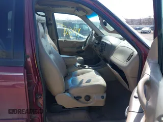 1998 Ford Expedition XLT z VIN 1FMPU18L0WLB53634, wystawiony jako IAAI lot #41895376 z przebiegiem 223 475 mil mil oraz . Historia ofert i sprzedaży dostępna na DreamBid. Obrazek 5.