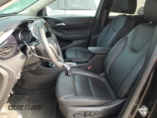 2022 Buick Encore GX Essence z VIN KL4MMGSL2NB116070, wystawiony jako Copart lot #60507625 z przebiegiem 40 067 mil mil oraz Szkoda całkowita • Salvage title. Historia ofert i sprzedaży dostępna na DreamBid. Obrazek 7.