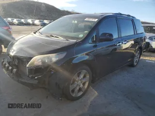 2013 Toyota Sienna SE с VIN 5TDXK3DC2DS393730, выставлен на аукционе Copart как лот 49067875 с пробегом 121 770 миль миль и Списание • Salvage title. История ставок и продаж доступна на DreamBid. Изображение 1.