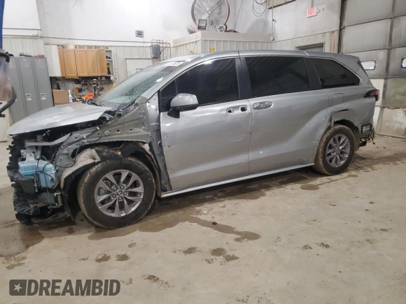 2022 Toyota Sienna XLE with VIN 5TDYRKEC3NS085248, listed as a Copart auction lot 51474975 with 88,812 mi miles and Salvage Title. Bid and sale history available at carsss.com. Image 1.