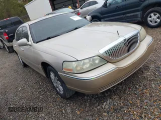 2008 Lincoln Town Car Limited z VIN 2LNHM82V88X636673, wystawiony jako IAAI lot #41023893 z przebiegiem 128 185 mil mil oraz . Historia ofert i sprzedaży dostępna na DreamBid. Obrazek 1.
