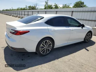 2025 Toyota Camry LE z VIN 4T1DAACK4SU520274, wystawiony jako Copart lot #54437705 z przebiegiem 9 078 mil mil oraz Czysty tytuł • Clean title. Historia ofert i sprzedaży dostępna na DreamBid. Obrazek 3.