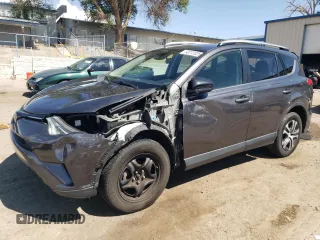 2017 Toyota RAV4 LE z VIN JTMBFREV0HJ703801, wystawiony jako Copart lot #60272025 z przebiegiem 73 370 mil mil oraz Szkoda całkowita • Salvage title. Historia ofert i sprzedaży dostępna na DreamBid. Obrazek 1.