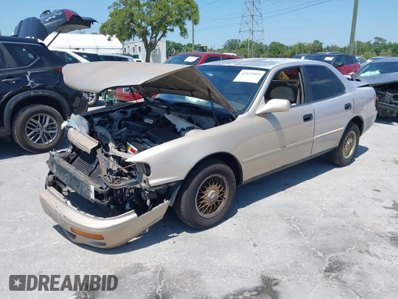 1995 Toyota Camry LE z VIN 4T1SK12E8SU872841, wystawiony jako IAAI lot #42025861 z przebiegiem 228 747 mil mil oraz . Historia ofert i sprzedaży dostępna na DreamBid. Obrazek 2.