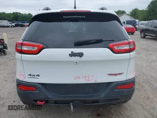2014 Jeep Cherokee Trailhawk z VIN 1C4PJMBS4EW210719, wystawiony jako IAAI lot #42461733 z przebiegiem 134 096 mil mil oraz . Historia ofert i sprzedaży dostępna na DreamBid. Obrazek 16.