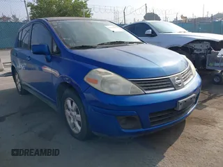 2008 Nissan Versa S z VIN 3N1BC13E28L406733, wystawiony jako IAAI lot #42343801 z przebiegiem 111 032 mil mil oraz . Historia ofert i sprzedaży dostępna na DreamBid. Obrazek 1.