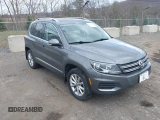 2017 Volkswagen Tiguan Wolfsburg Edition z VIN WVGSV7AX0HK030528, wystawiony jako IAAI lot #41933240 z przebiegiem 99 498 mil mil oraz . Historia ofert i sprzedaży dostępna na DreamBid. Obrazek 1.