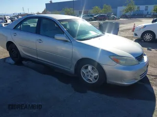 2002 Toyota Camry XLE z VIN 4T1BF30K82U506516, wystawiony jako IAAI lot #41278261 z przebiegiem 211 049 mil mil oraz . Historia ofert i sprzedaży dostępna na DreamBid. Obrazek 1.