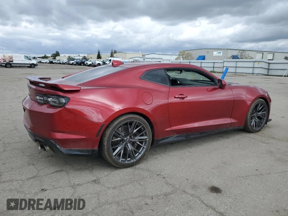 2023 Chevrolet Camaro ZL1 z VIN 1G1FK1R62P0159798, wystawiony jako Copart lot #47663395 z przebiegiem 8856 mil mil oraz Tytuł czysty. Historia ofert i sprzedaży dostępna na DreamBid. Obrazek 3.