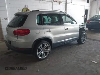 2013 Volkswagen Tiguan SEL z VIN WVGBV7AX2DW557134, wystawiony jako IAAI lot #42431396 z przebiegiem 160 692 mil mil oraz . Historia ofert i sprzedaży dostępna na DreamBid. Obrazek 4.