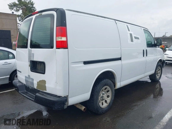 2009 Chevrolet Express Cargo z VIN 1GCFG15X991102230, wystawiony jako IAAI lot #41517800 z przebiegiem 291 167 mil mil oraz . Historia ofert i sprzedaży dostępna na DreamBid. Obrazek 4.