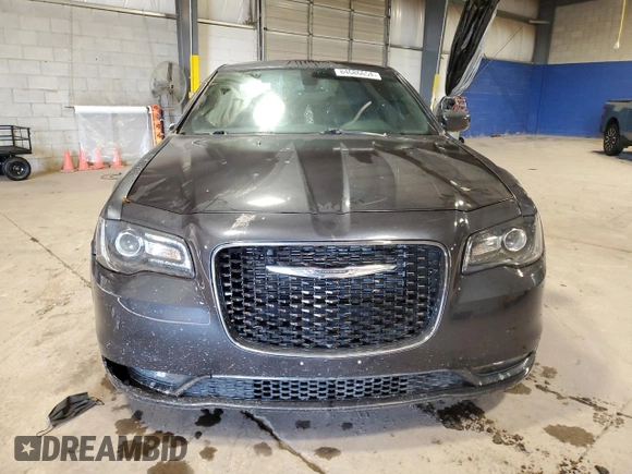 2019 Chrysler 300 S z VIN 2C3CCABG2KH516027, wystawiony jako Copart lot #84686654 z przebiegiem 73 155 mil mil oraz Szkoda całkowita • Salvage title. Historia ofert i sprzedaży dostępna na DreamBid. Obrazek 5.