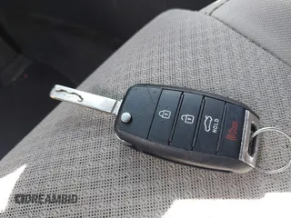 2018 Kia Optima LX z VIN 5XXGT4L39JG272694, wystawiony jako IAAI lot #42155363 z przebiegiem 115 417 mil mil oraz . Historia ofert i sprzedaży dostępna na DreamBid. Obrazek 11.