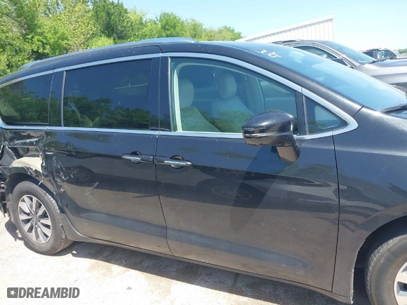 2021 Chrysler Pacifica Hybrid Touring L with VIN 2C4RC1L73MR599629, listed as a IAAI auction lot 42013823 with 62,886 mi miles. Bid and sale history available at carsss.com. Image 13.
