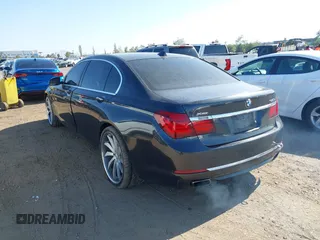 2013 BMW 7 Series 750Li xDrive z VIN WBAYF8C58DD141658, wystawiony jako IAAI lot #42327776 z przebiegiem 130 428 mil mil oraz . Historia ofert i sprzedaży dostępna na DreamBid. Obrazek 3.