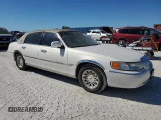 1999 Lincoln Town Car Signature z VIN 1LNHM82W4XY615634, wystawiony jako Copart lot #48886235 z przebiegiem 207 411 mil mil oraz Szkody całkowita. Historia ofert i sprzedaży dostępna na DreamBid. Obrazek 4.