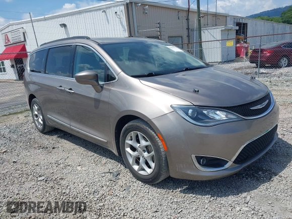 2017 Chrysler Pacifica Touring L z VIN 2C4RC1BG9HR668654, wystawiony jako IAAI lot #42452032 z przebiegiem 170 018 mil mil oraz . Historia ofert i sprzedaży dostępna na DreamBid. Obrazek 1.