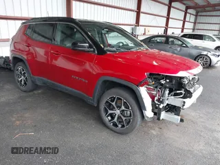 2024 Jeep Compass Limited z VIN 3C4NJDCN3RT172704, wystawiony jako IAAI lot #42016846 z przebiegiem 8 434 mil mil oraz . Historia ofert i sprzedaży dostępna na DreamBid. Obrazek 1.