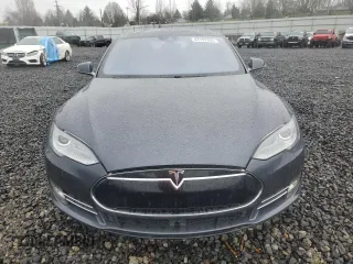 2016 Tesla Model S 90D z VIN 5YJSA1E47GF129744, wystawiony jako Copart lot #47797395 z przebiegiem 87 678 mil mil oraz Szkoda całkowita • Salvage title. Historia ofert i sprzedaży dostępna na DreamBid. Obrazek 5.