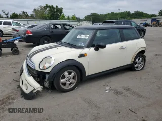 2010 MINI Hardtop z VIN WMWMF3C58ATZ23090, wystawiony jako Copart lot #61377735 z przebiegiem 63 686 mil mil oraz Szkoda całkowita • Salvage title. Historia ofert i sprzedaży dostępna na DreamBid. Obrazek 1.