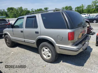 1999 Chevrolet Blazer Trailblazer z VIN 1GNDT13W1X2169254, wystawiony jako Copart lot #55021105 z przebiegiem 158 169 mil mil oraz Szkody całkowita. Historia ofert i sprzedaży dostępna na DreamBid. Obrazek 2.