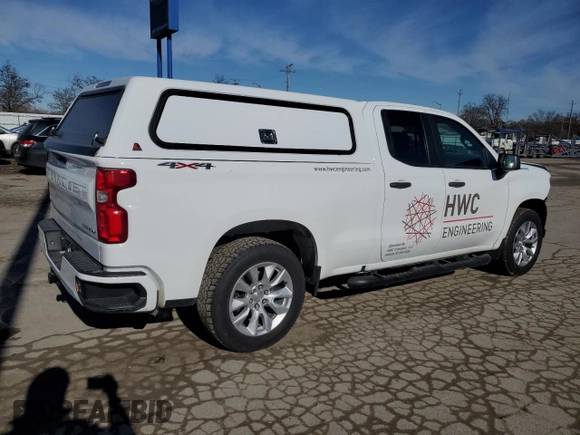 2019 Chevrolet Silverado 1500 Custom with VIN 1GCRYBEH2KZ337231, listed as a Copart auction lot 42398445 with 143,206 mi miles and Salvage Title. Bid and sale history available at DreamBid. Image 3.