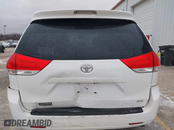 2014 Toyota Sienna XLE z VIN 5TDYK3DC6ES492167, wystawiony jako IAAI lot #41257193 z przebiegiem 216 046 mil mil oraz . Historia ofert i sprzedaży dostępna na DreamBid. Obrazek 16.