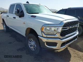 2024 Ram 2500 Tradesman z VIN 3C6UR5CLXRG222734, wystawiony jako IAAI lot #41689397 z przebiegiem 4685 mil mil oraz . Historia ofert i sprzedaży dostępna na DreamBid. Obrazek 1.