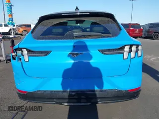 2022 Ford Mustang Mach-E Premium z VIN 3FMTK3R74NMA19496, wystawiony jako IAAI lot #42519774 z przebiegiem 19 880 mil mil oraz . Historia ofert i sprzedaży dostępna na DreamBid. Obrazek 16.