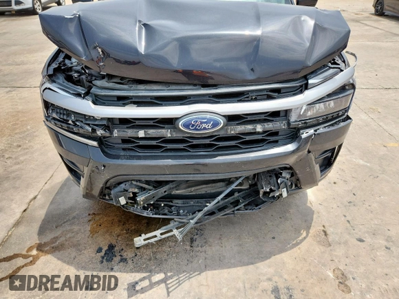 2022 Ford Expedition XLT z VIN 1FMJU1HT8NEA34626, wystawiony jako Copart lot #56818205 z przebiegiem 93 031 mil mil oraz Szkoda całkowita • Salvage title. Historia ofert i sprzedaży dostępna na DreamBid. Obrazek 12.