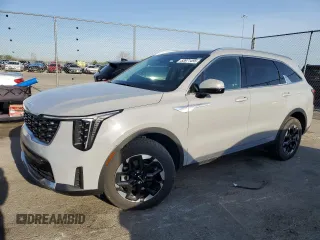 2024 Kia Sorento S z VIN 5XYRLDJC5RG289186, wystawiony jako Copart lot #53971495 z przebiegiem 9711 mil mil oraz Szkody całkowita. Historia ofert i sprzedaży dostępna na DreamBid. Obrazek 1.