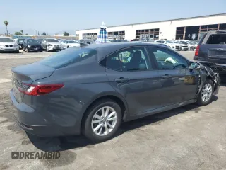 2025 Toyota Camry LE z VIN 4T1DAACK6SU024733, wystawiony jako Copart lot #59023475 z przebiegiem 6 697 mil mil oraz Czysty tytuł • Clean title. Historia ofert i sprzedaży dostępna na DreamBid. Obrazek 3.