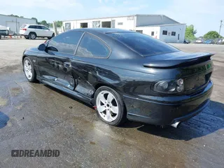 2005 Pontiac GTO z VIN 6G2VX12U85L367278, wystawiony jako IAAI lot #42140119 z przebiegiem 121 397 mil mil oraz . Historia ofert i sprzedaży dostępna na DreamBid. Obrazek 3.