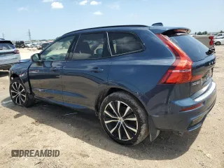 2025 Volvo XC60 Plus z VIN YV4M12RC4S1012704, wystawiony jako Copart lot #54937075 z przebiegiem 4 893 mil mil oraz Szkoda całkowita • Salvage title. Historia ofert i sprzedaży dostępna na DreamBid. Obrazek 2.