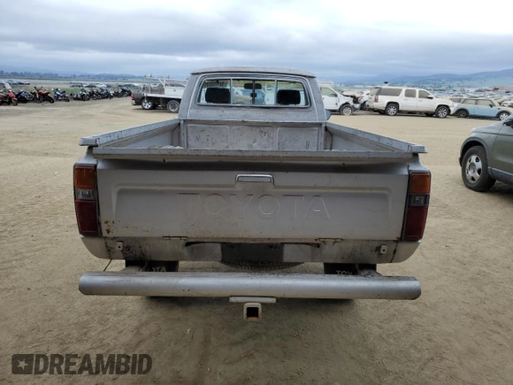 1983 Toyota Pickup z VIN JT4RN48S2D0070935, wystawiony jako Copart lot #50933245 z przebiegiem 50 699 mil mil oraz Czysty tytuł • Clean title. Historia ofert i sprzedaży dostępna na DreamBid. Obrazek 6.