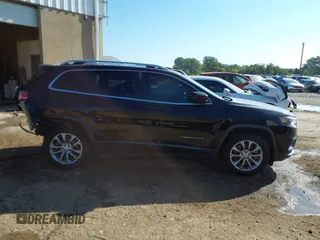 2019 Jeep Cherokee Latitude Plus with VIN 1C4PJLLB3KD223431, listed as a IAAI auction lot 40377530 with 123,575 mi miles. Bid and sale history available at carsss.com. Image 13.
