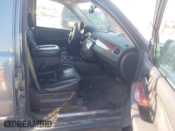 2008 Chevrolet Suburban LTZ z VIN 1GNFK163X8R176340, wystawiony jako IAAI lot #42236061 z przebiegiem 222 294 mil mil oraz . Historia ofert i sprzedaży dostępna na DreamBid. Obrazek 4.