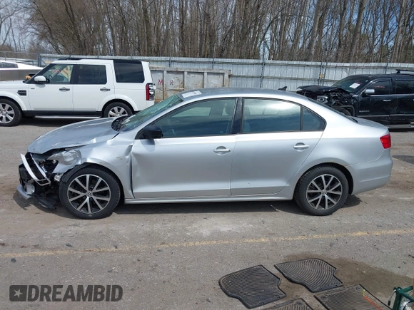 2014 Volkswagen Jetta TDI w/Premium/Nav z VIN 3VWLL7AJ3EM332617, wystawiony jako IAAI lot #42033000 z przebiegiem 186 444 mil mil oraz . Historia ofert i sprzedaży dostępna na DreamBid. Obrazek 14.