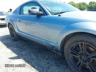 2005 Ford Mustang GT Deluxe z VIN 1ZVFT82H155200458, wystawiony jako IAAI lot #42273923 z przebiegiem 136 008 mil mil oraz . Historia ofert i sprzedaży dostępna na DreamBid. Obrazek 6.