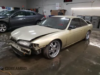 1995 Nissan 240SX z VIN JN1AS44D1SW002698, wystawiony jako Copart lot #84172564 z przebiegiem 112 922 mil mil oraz Szkody całkowita. Historia ofert i sprzedaży dostępna na DreamBid. Obrazek 1.