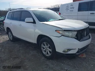 2011 Toyota Highlander with VIN 5TDBK3EH5BS064196, listed as a IAAI auction lot 41643416 with 157,112 mi miles. Bid and sale history available at carsss.com. Image 1.