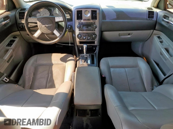 2006 Chrysler 300 Touring z VIN 2C3KA53G96H360856, wystawiony jako Copart lot #57558675 z przebiegiem 254 051 mil mil oraz Czysty tytuł • Clean title. Historia ofert i sprzedaży dostępna na DreamBid. Obrazek 8.
