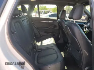 2017 BMW X1 xDrive28i z VIN WBXHT3Z36H4A55751, wystawiony jako Copart lot #56922145 z przebiegiem 62 760 mil mil oraz Szkoda całkowita • Salvage title. Historia ofert i sprzedaży dostępna na DreamBid. Obrazek 11.