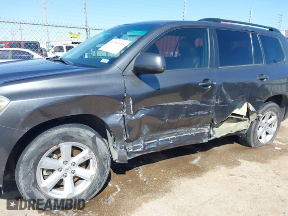 2010 Toyota Highlander SE z VIN 5TDKK3EHXAS017535, wystawiony jako IAAI lot #41965758 z przebiegiem 216 314 mil mil oraz . Historia ofert i sprzedaży dostępna na DreamBid. Obrazek 6.
