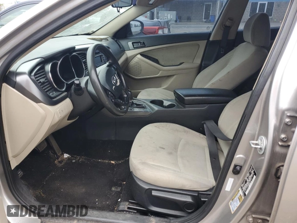 2013 Kia Optima LX z VIN 5XXGM4A7XDG171218, wystawiony jako Copart lot #56296335 z przebiegiem Nie podano mil oraz Czysty tytuł • Clean title. Historia ofert i sprzedaży dostępna na DreamBid. Obrazek 7.