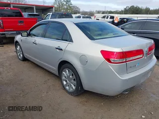 2010 Lincoln MKZ z VIN 3LNHL2GC5AR605750, wystawiony jako IAAI lot #41542836 z przebiegiem 146 347 mil mil oraz . Historia ofert i sprzedaży dostępna na DreamBid. Obrazek 3.