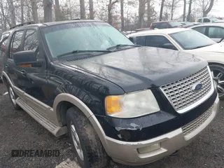 2005 Ford Expedition Eddie Bauer with VIN 1FMFU18575LA02365, listed as a IAAI auction lot 41789572 with 231,682 mi miles. Bid and sale history available at carsss.com. Image 1.