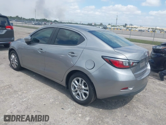 2016 Scion iA z VIN 3MYDLBZV4GY133476, wystawiony jako IAAI lot #42115431 z przebiegiem 112 087 mil mil oraz . Historia ofert i sprzedaży dostępna na DreamBid. Obrazek 3.