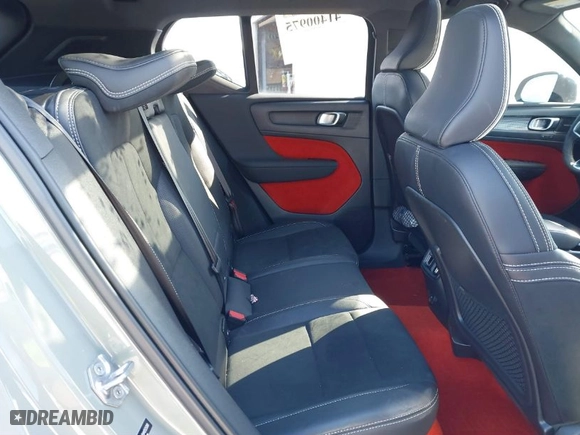 2021 Volvo XC40 with VIN YV4ED3UR4M2525090, listed as a IAAI auction lot 41400975 with 32,992 mi miles. Bid and sale history available at carsss.com. Image 8.